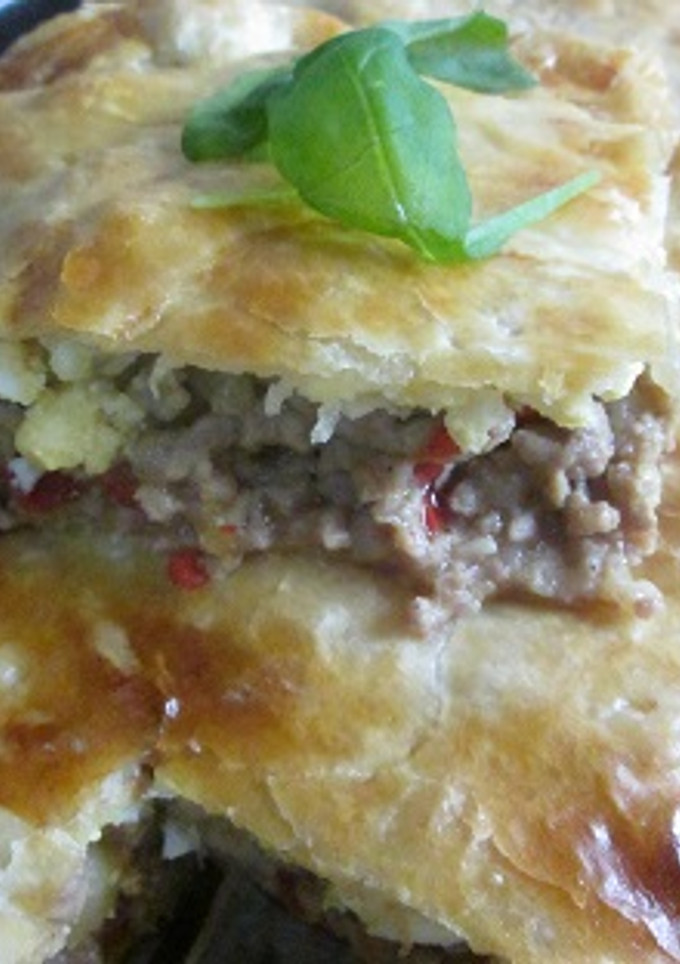 Una foto de Tarta quebrada rellena de carne de cerdo