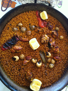 Una foto de Paella de conejo y caracoles