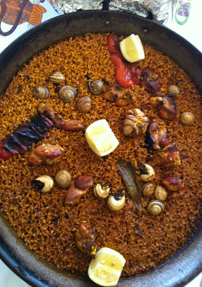 Una foto de Paella de conejo y caracoles