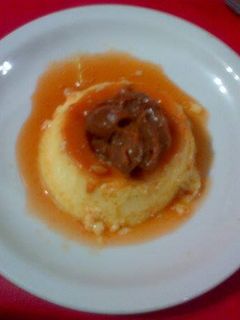 Una foto de flan de coco