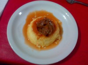 Una foto de flan de coco