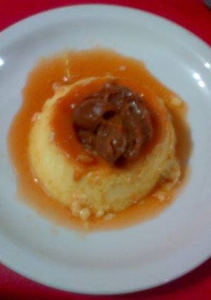 Una foto de flan de coco