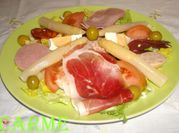 Una foto de ensalada con embutidos catalana