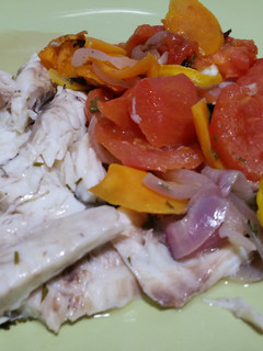 Una foto de Pescado al horno con verduras