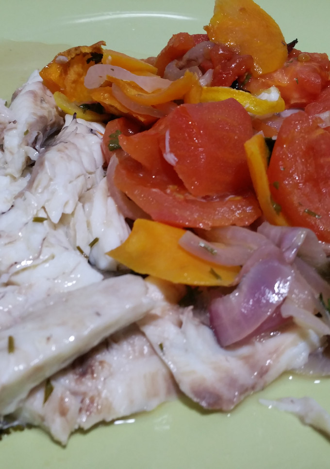 Una foto de Pescado al horno con verduras