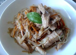 Una foto de Cerdo salteado con verduras o wok de cerdo