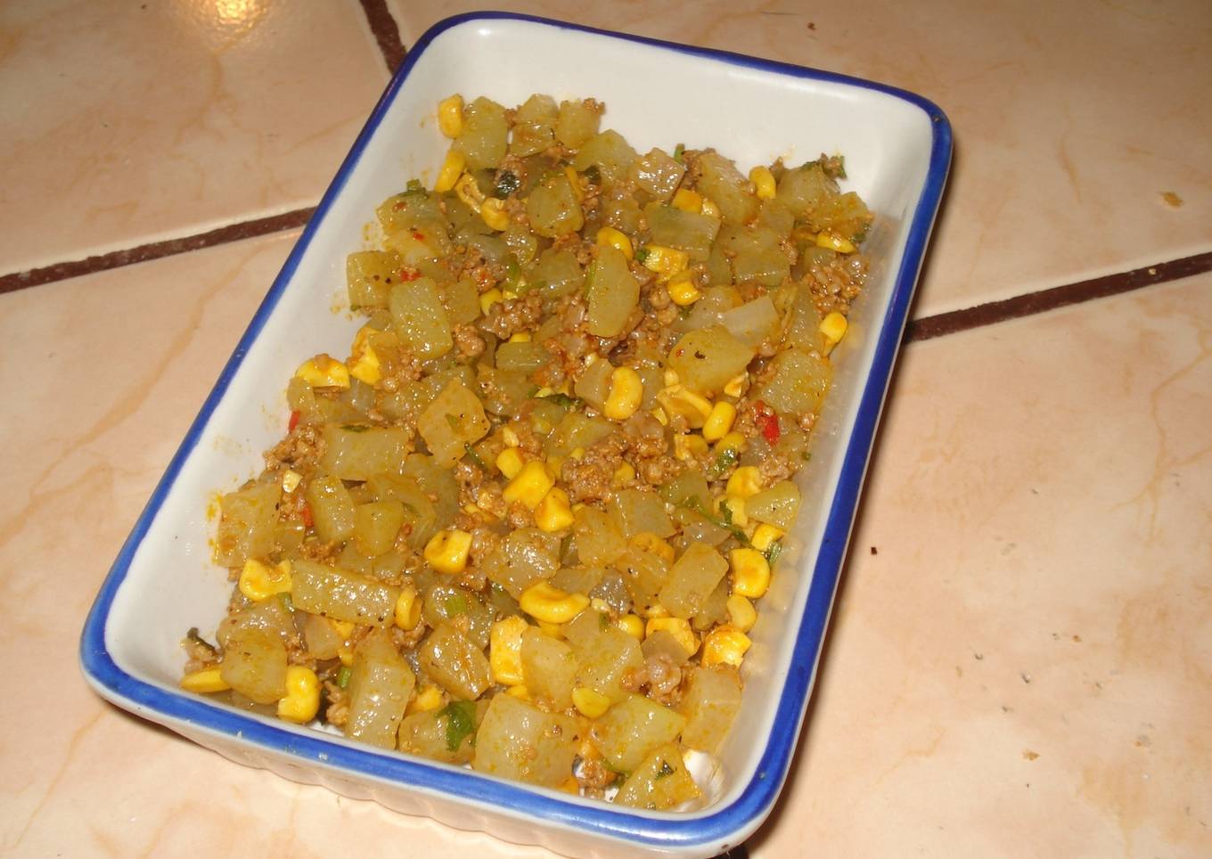Picadillo de chayote con carne molida y maiz dulce
