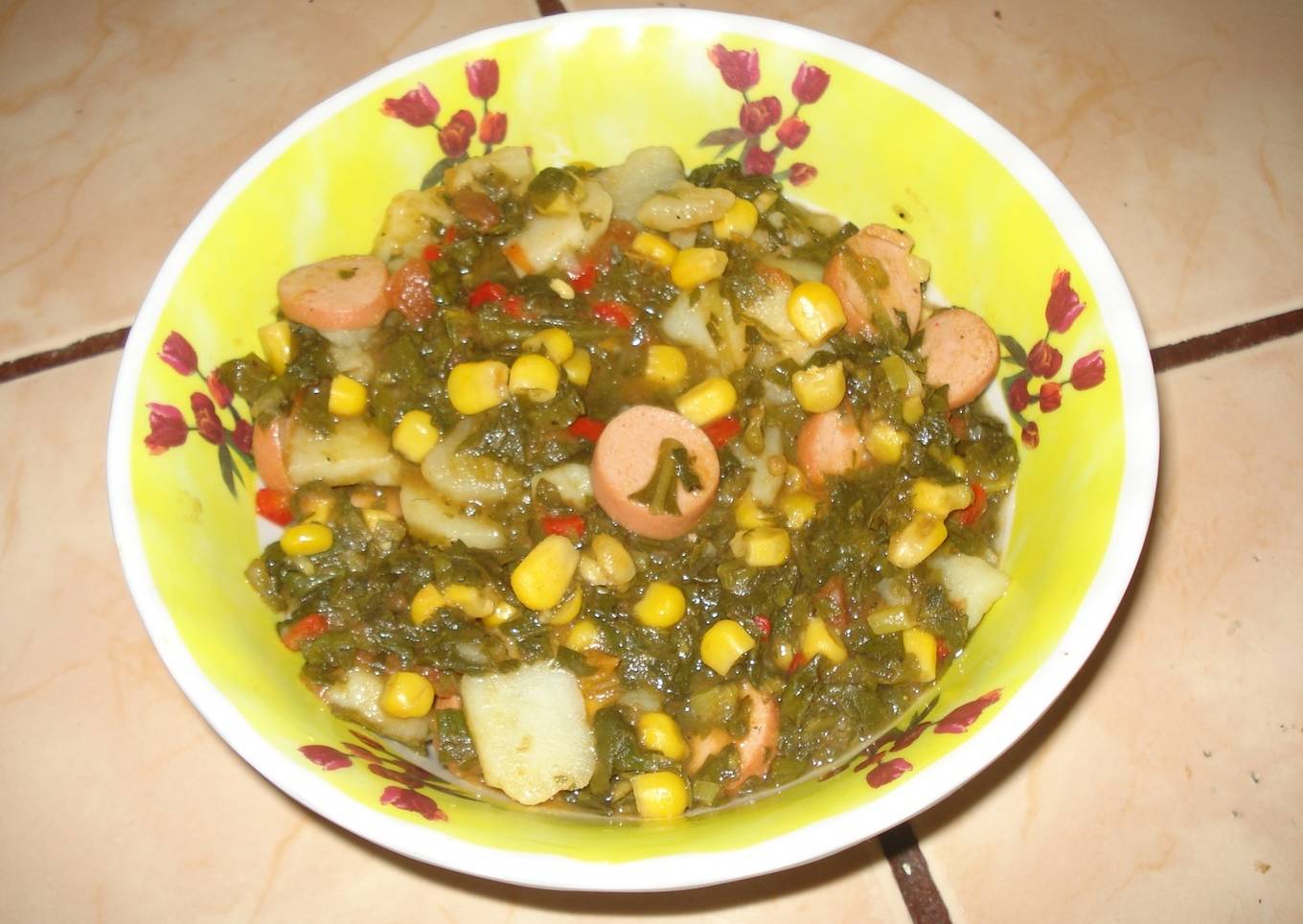 Espinacas con Papa y salchicas al curry.