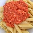 Macarrones con huevo con tomate y chorizo