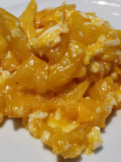 Una foto de Patatas fritas con huevos rotos