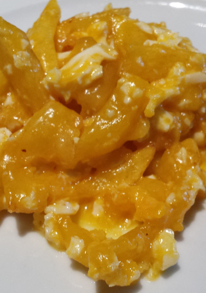 Una foto de Patatas fritas con huevos rotos