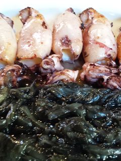 Una foto de Chipirones a la plancha con cebolla negra