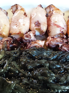 Una foto de Chipirones a la plancha con cebolla negra