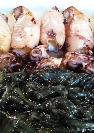 Una foto de Chipirones a la plancha con cebolla negra