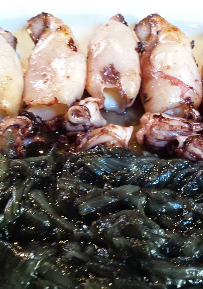 Una foto de Chipirones a la plancha con cebolla negra
