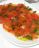 Carpaccio de bacalao con tomate