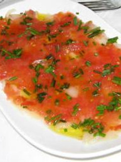 Una foto de Carpaccio de bacalao con tomate