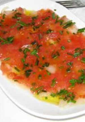 Una foto de Carpaccio de bacalao con tomate