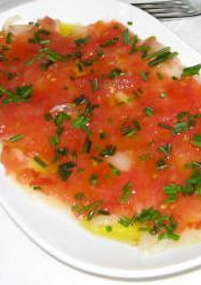 Una foto de Carpaccio de bacalao con tomate