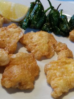 Una foto de Rape frito con pimientos del padron