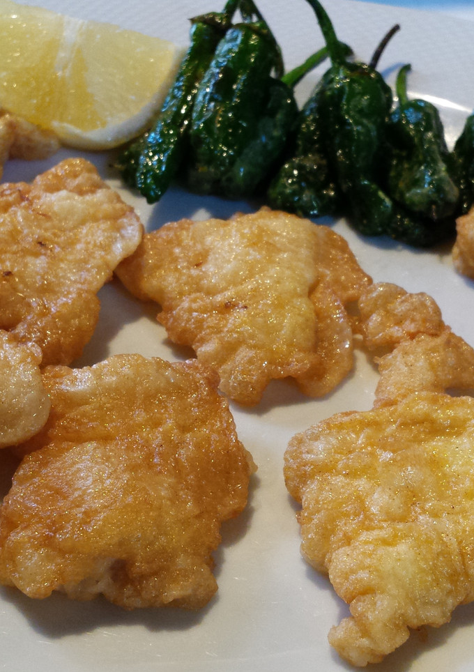 Una foto de Rape frito con pimientos del padron