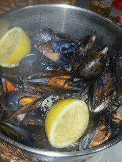 Una foto de Mejillones con jugo de limón
