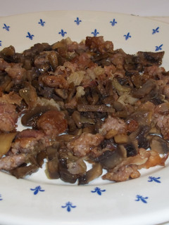Una foto de Champiñones picados con jamón y longaniza