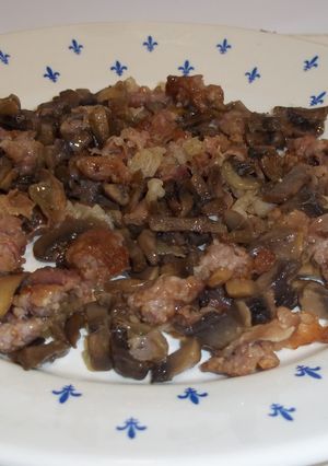 Una foto de Champiñones picados con jamón y longaniza
