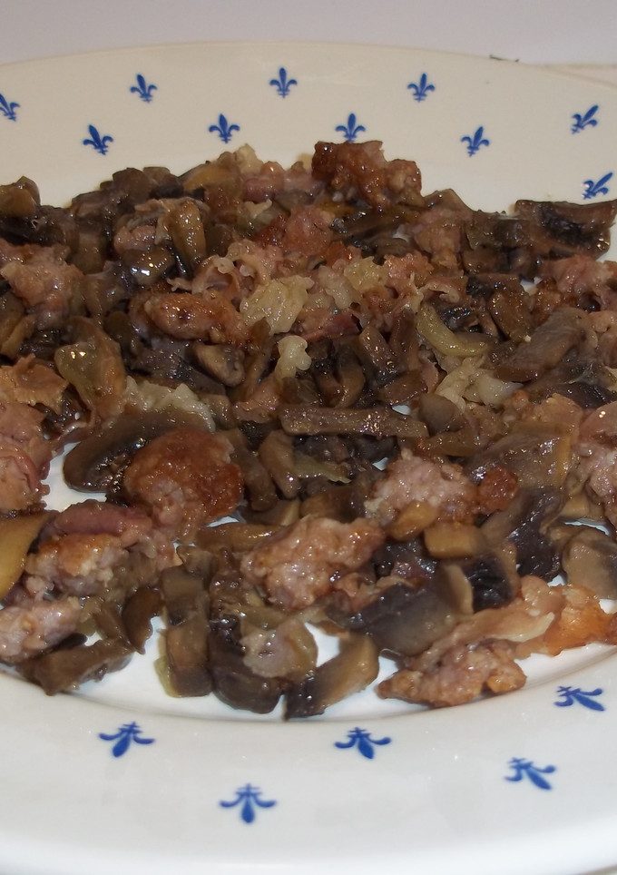 Una foto de Champiñones picados con jamón y longaniza