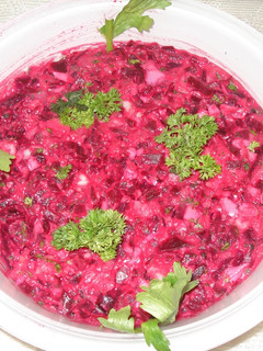 Una foto de Ensalada de remolacha, huevo duro y papa (Ensalada rusa)
