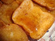 Una foto de torrijas con miel