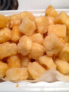 Una foto de Mordiscos crujientes de tofu picante