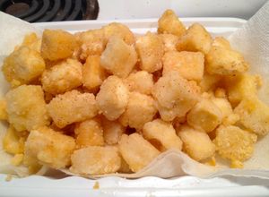 Una foto de Mordiscos crujientes de tofu picante