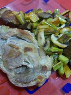 Una foto de Chuletas de cerdo con salteado