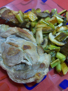 Una foto de Chuletas de cerdo con salteado