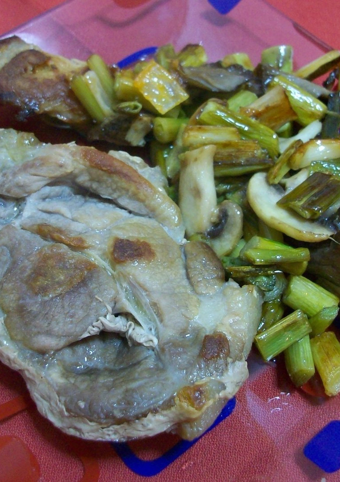 Una foto de Chuletas de cerdo con salteado