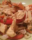 Salteado de pollo con verduras, jengibre y semillas