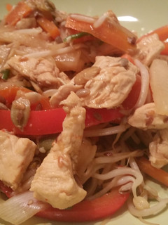 Una foto de Salteado de pollo con verduras, jengibre y semillas