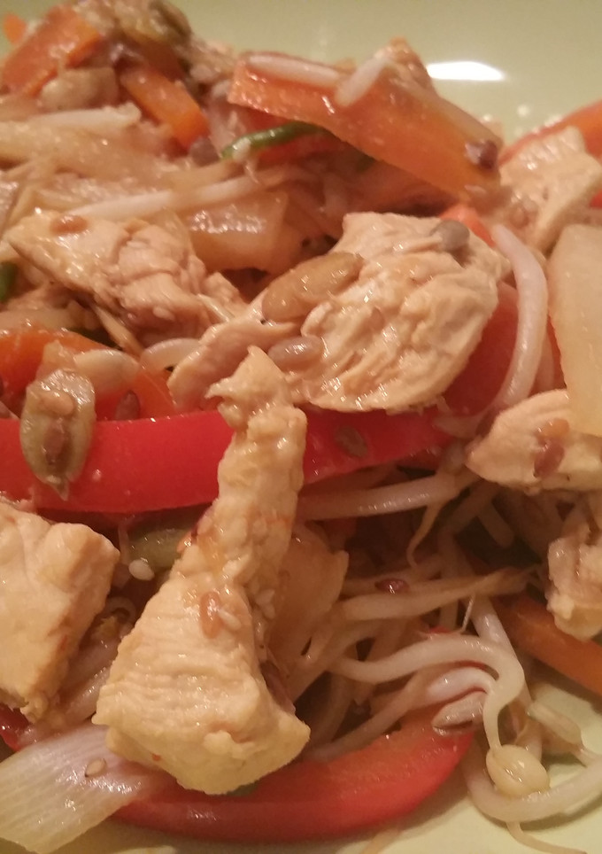 Una foto de Salteado de pollo con verduras, jengibre y semillas