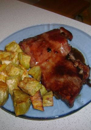 Una foto de Pechito de cerdo agridulce con batatas doradas al micro