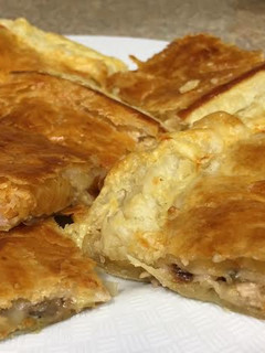 Una foto de Empanada de puerros, champiñones y jamón