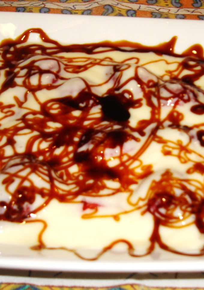 Una foto de Fresas con natillas al caramelo