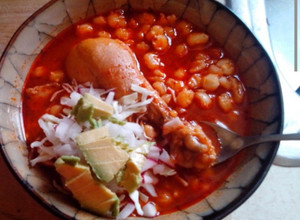 Una foto de Pozole de pollo