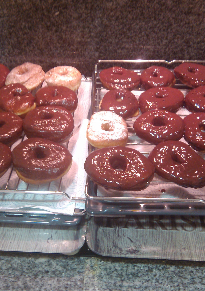 Una foto de Donuts de choco y de azúcar