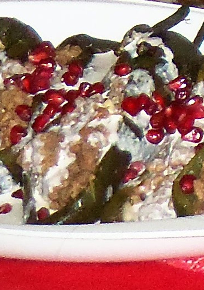 Una foto de Chiles en nogada de familia