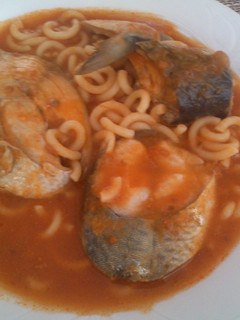 Una foto de Fideo con caballa