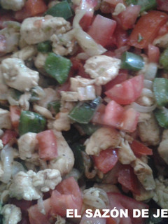 Una foto de Pechuga de Pollo a la Mexicana