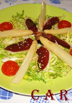 Una foto de Ensalada Montañesa con jamón y sesamo