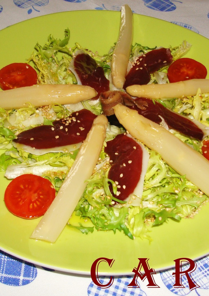 Una foto de Ensalada Montañesa con jamón y sesamo