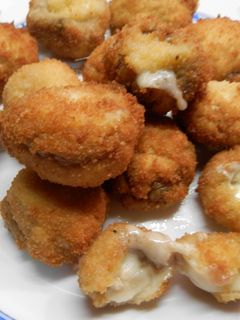 Una foto de Champiñones empanados y rellenos de queso